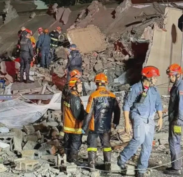 Edificio en construcción se derrumbó sobre una vivienda: dos mujeres murieron