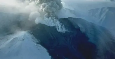 Nueva alerta en Japón por el volcán Tokachi: aumentan los sismos y restringen el acceso a la montaña