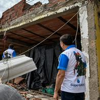 El presidente de SuperGiros, Edgar Páez, visitó varios lugares que fueron afectados por el terremoto