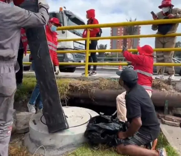 Desmontan “apartamento” bajo un puente en Usaquén: tenía muebles y colchones