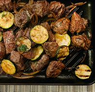 Puntas de lomo salteadas con cebolla y zucchini fácil