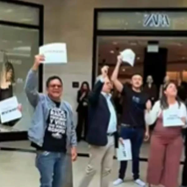 Decenas de personas protestaron este domingo frente a Zara en Unicentro con zapatos y carteles de "zarapastrosos" tras el polémico caso de la exempleada.