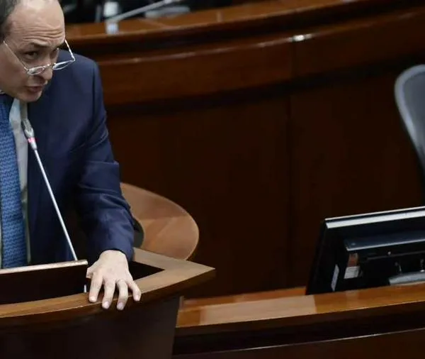 Piden al Congreso investigar al magistrado de la Corte Constitucional Vladimir Fernández