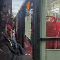 Así quedó un bus de Transmilenio al que se le rompieron las ventanas en plenon recorrido