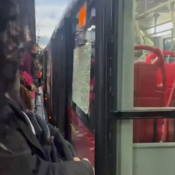 Así quedó un bus de Transmilenio al que se le rompieron las ventanas en plenon recorrido