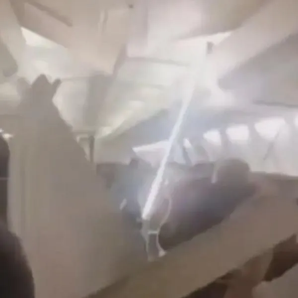 Imágenes del avión en Irán al que se le desprendieron partes de la cabina en pleno vuelo