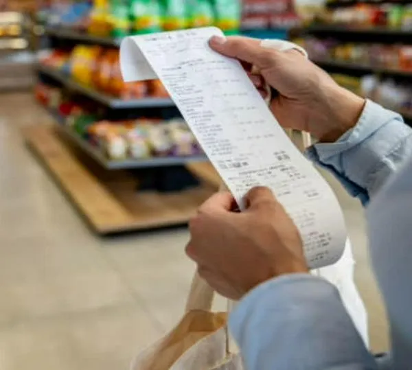 Confianza del consumidor se redujo en agosto, aunque sigue por encima del nivel de 2025