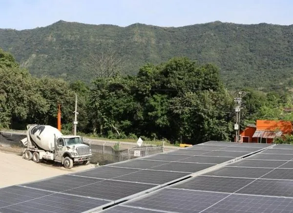 Concreto y energía solar: así cambia una planta en Honda