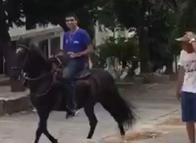 El curioso "vehiculo" de Ibaguereño no se 'varó' por el Día sin Carro y Sin Moto