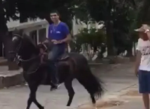 El curioso "vehiculo" de Ibaguereño no se 'varó' por el Día sin Carro y Sin Moto