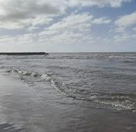 Mar de leva causa estragos en Puerto Colombia: las olas derribaron kioscos en playas