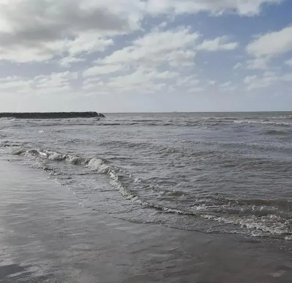 Mar de leva causa estragos en Puerto Colombia: las olas derribaron kioscos en playas
