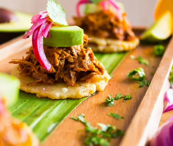 Patacones rellenos de guacamole y carne desmechada
