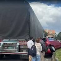 Trancón en Bogotá por accidente cerca de Titán Plaza: carro terminó en separador