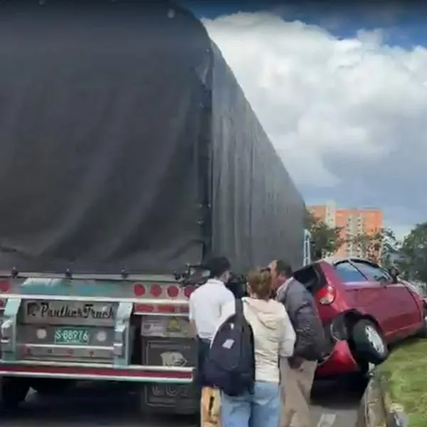 Trancón en Bogotá por accidente cerca de Titán Plaza: carro terminó en separador