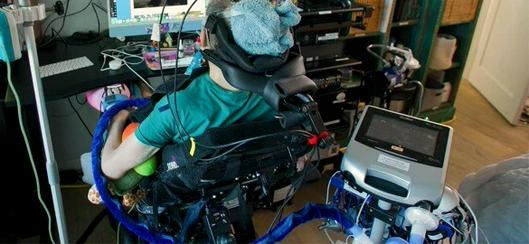 Un implante cerebral permite a personas con parálisis hablar y gesticular a la vez