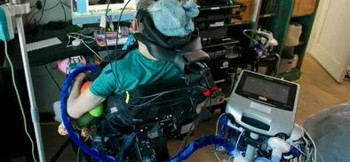 Un implante cerebral permite a personas con parálisis hablar y gesticular a la vez
