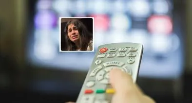 Hombre le pilló infidelidad a su novia por mensajes en el televisor; hay video