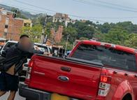¡Se calentó la vía! Camioneta y motociclista protagonizaron altercado