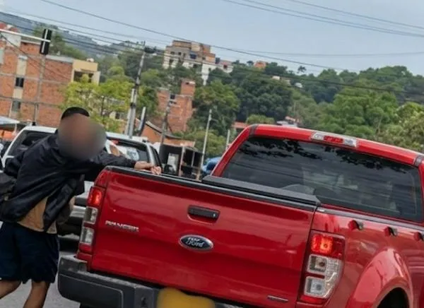 ¡Se calentó la vía! Camioneta y motociclista protagonizaron altercado