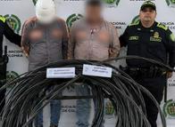 ¡Uniformados y descarados! Los sorprendieron robando cable en Ibagué