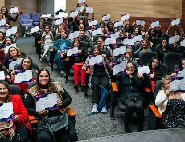 100 mujeres de Bogotá culminaron formación en oficios productivos en Tunjuelito 
