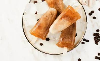 Paletas de crema de whisky y arequipe sin azúcar añadido