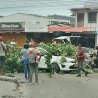Un fuerte vendaval con lluvias, granizo y tormentas eléctricas golpeó este sábado varias ciudades de la región Caribe, dejando inundaciones y emergencias. 