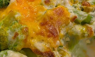 Brócoli gratinado con bechamel cremoso y fácil de hacer