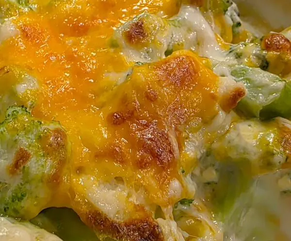 Brócoli gratinado con bechamel cremoso y fácil de hacer