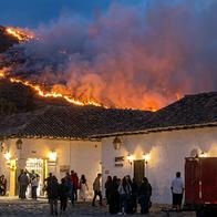 El incendio permanece activo en el sector La Marmolera, mientras bomberos, comunidad y organismos de socorro trabajan para frenar su avance.