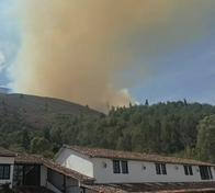 Incendio en Villa de Leyva: evacúan hoteles y más de 200 personas trabajan para controlar las llamas