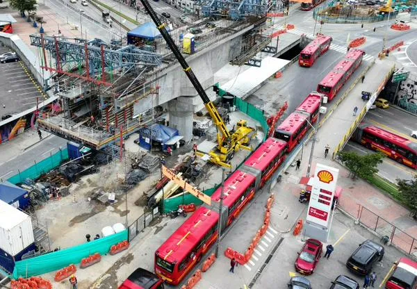 Así creció sobre la calle 26 el puente que conectará el viaducto del Metro de Bogotá