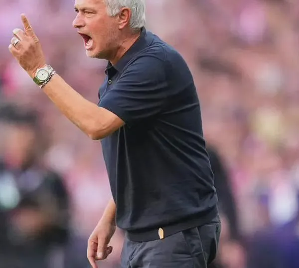 Papel en mano y cuatro minutos para destrozar el arbitraje; la denuncia de Mourinho en el derbi