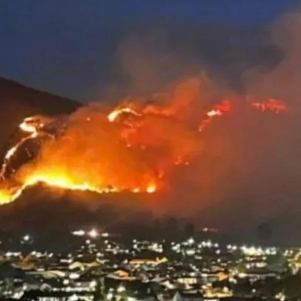 Las autoridades declararon la calamidad pública en Villa de Leyva tras un incendio forestal en el cerro San Marcos que ha arrasado con 290 hectáreas.