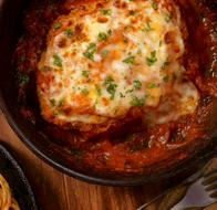Pollo a la parmesana crujiente por fuera y jugoso por dentro