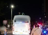 ¡No era su día! Una buseta terminó salvándole la vida en Ibagué