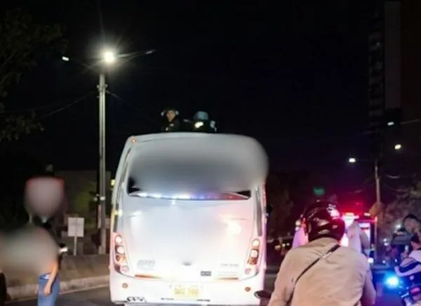 ¡No era su día! Una buseta terminó salvándole la vida en Ibagué