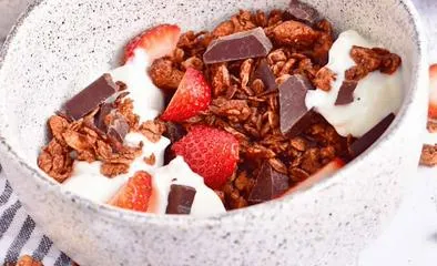 Granola de doble chocolate con coco y chía: receta fácil y saludable
