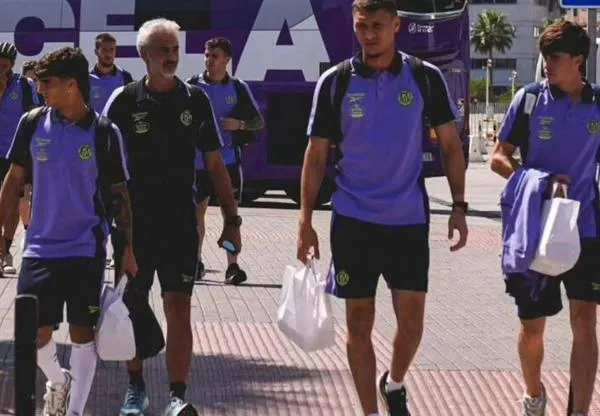 Ceuta: un adolescente cruzó a la España peninsular colgado bajo el autobús del Real Valladolid