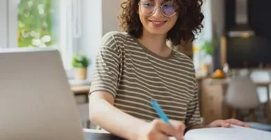 ¿Es profesional y quiere estudiar en España? Hay becas para colombianos que cubren el 85%
