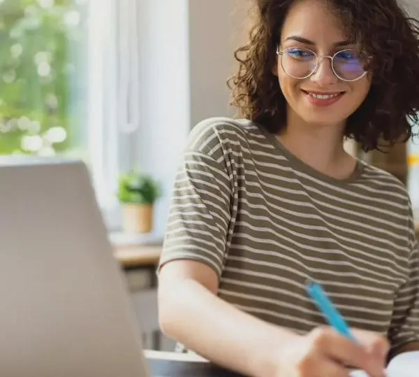 ¿Es profesional y quiere estudiar en España? Hay becas para colombianos que cubren el 85%