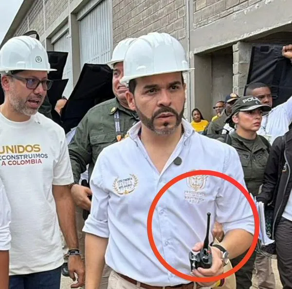 Descubre cómo el presidente Abelardo de la Espriella utiliza radioteléfono encriptado para liderar seguridad nacional y coordinar a las Fuerzas Militares. 