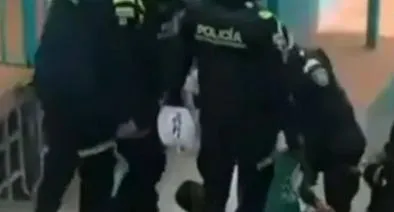 Siete policías fueron apartados de sus funciones tras la muerte de Donovan Balanta en el sur de Bogotá. Familia denuncia presunto abuso de autoridad.