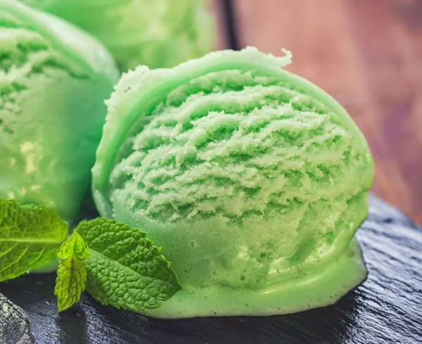 Helado casero de feijoa y hierbabuena