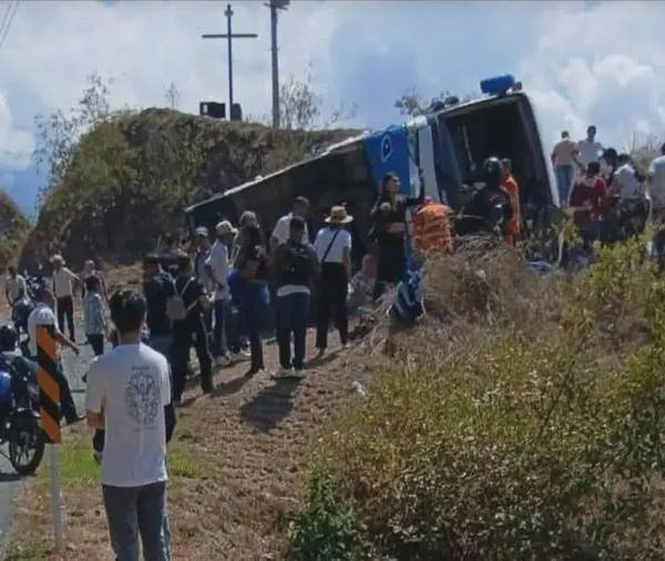 Grave accidente en la vía Medellín-Urabá: bus se cayó al vacío y hay 17 heridos