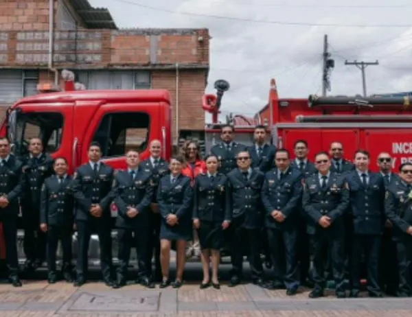 Bogotá reconoce la valentía de 24 bomberos por su entrega y vocación de servicio para proteger la vida en Tunjuelito 