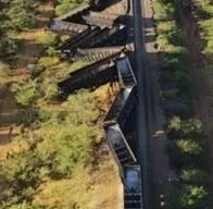 Un ataque con explosivos contra la línea férrea del Cerrejón en Uribia dejó más de diez vagones descarrilados.