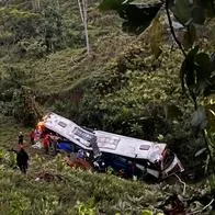 Accidente de bus en Antioquia deja 20 personas heridas: el vehículo cayó