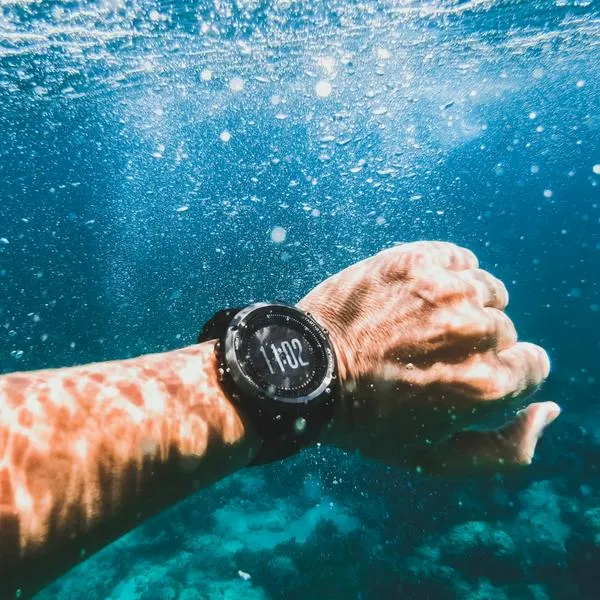 Mejor reloj para nadar: opciones para piscina y aguas abiertas